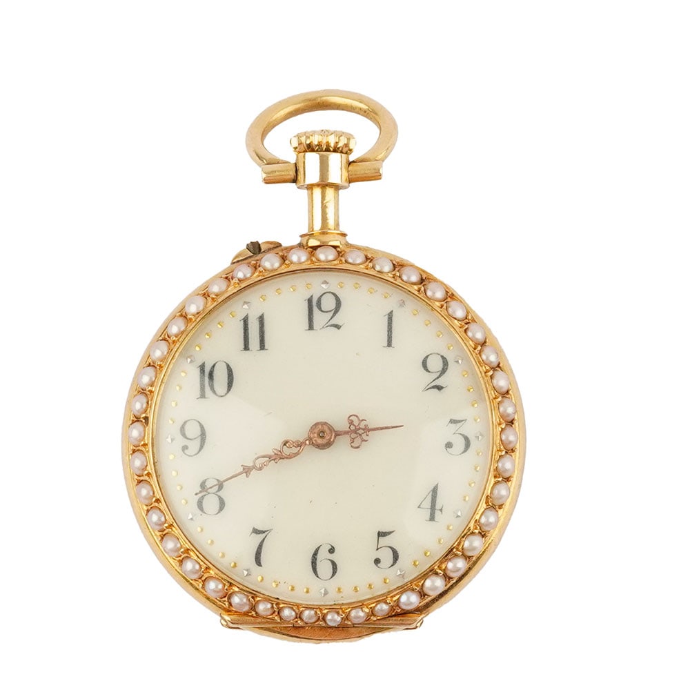 OR 18K / POCKET WATCH -: Description française: OR 18K / POCKET WATCH Montre- pendentif en or 18K, boîtier orné d'une scène peinte à la main sur porcelaine, de 26 mm en diamètre, lunette