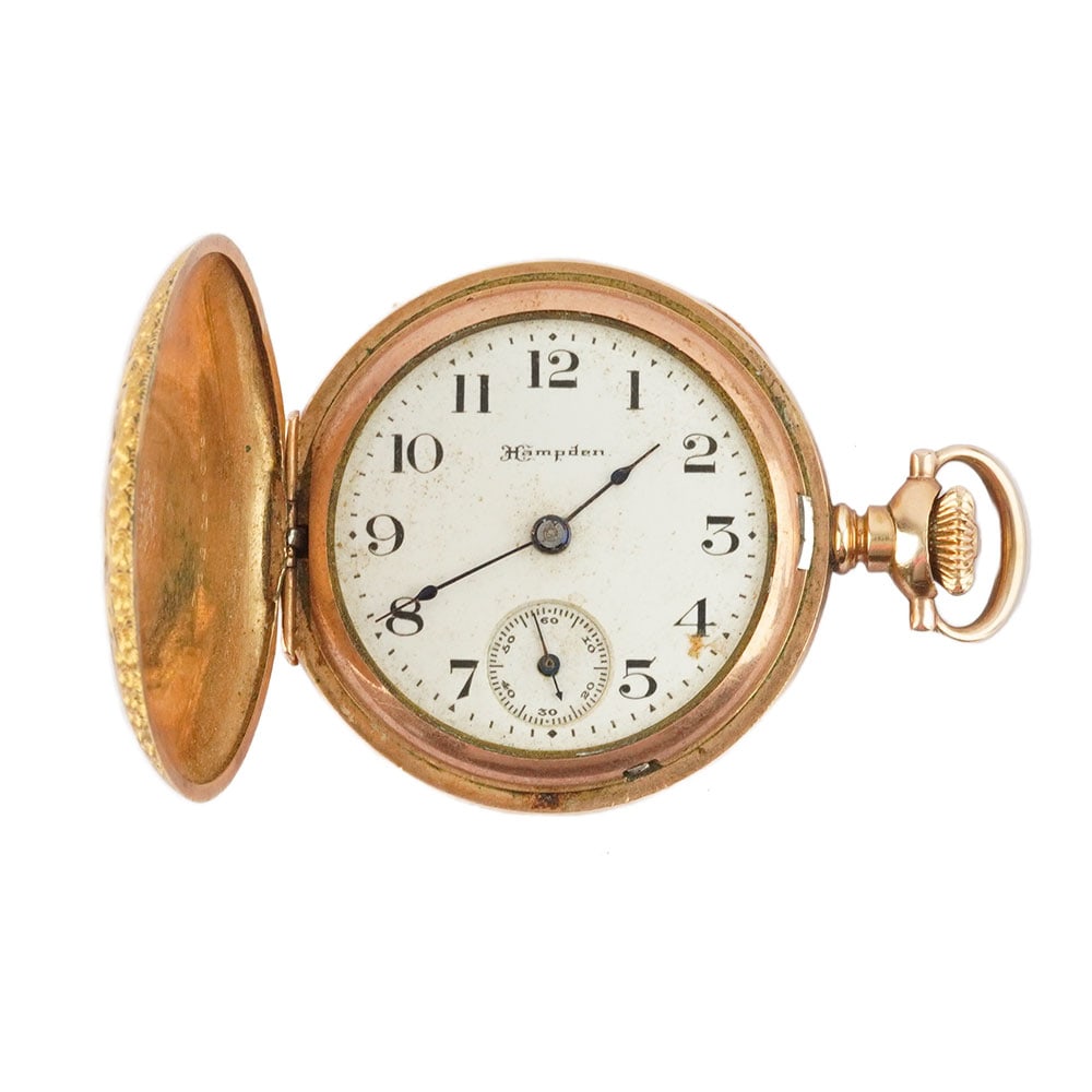 HAMPDEN: Description française: HAMPDEN Montre à gousset en plaqué or, boîtier de 33 mm, cadran blanc chiffres arabes appliqués pour les heures, seconde à 6h, mouvement