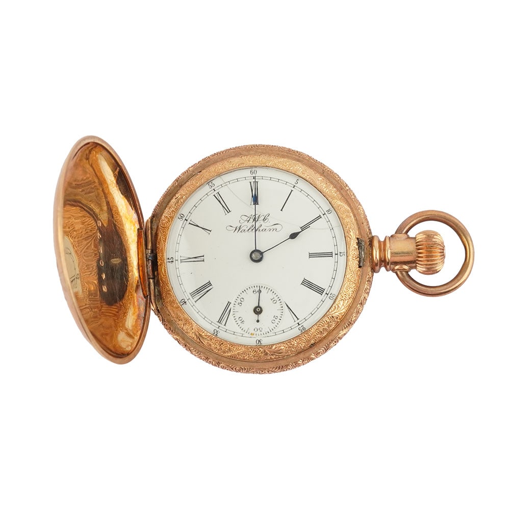 AMERICAN WALTHAM Watch: Description française: AMERICAN WALTHAM Watch Montre à gousset Waltham en plaqué or, boîtier de 36 mm, cadran blanc, chiffres arabes appliqués pour les heures, seconde à