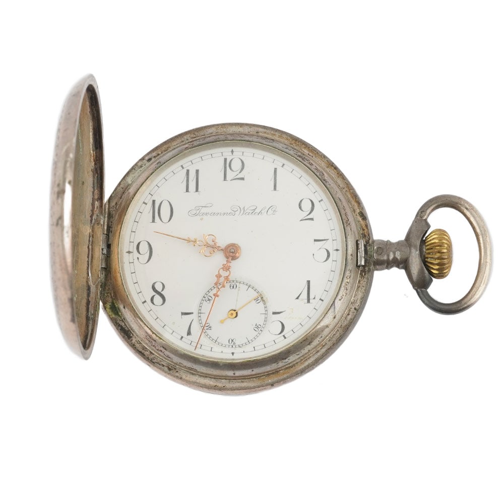 TAVANNES: Description française: TAVANNES Montre à gousset Tavannes en métal argenté, boitier de 50, cadran blanc , chiffres arabes appliqués pour les heures, mouvement mécanique &