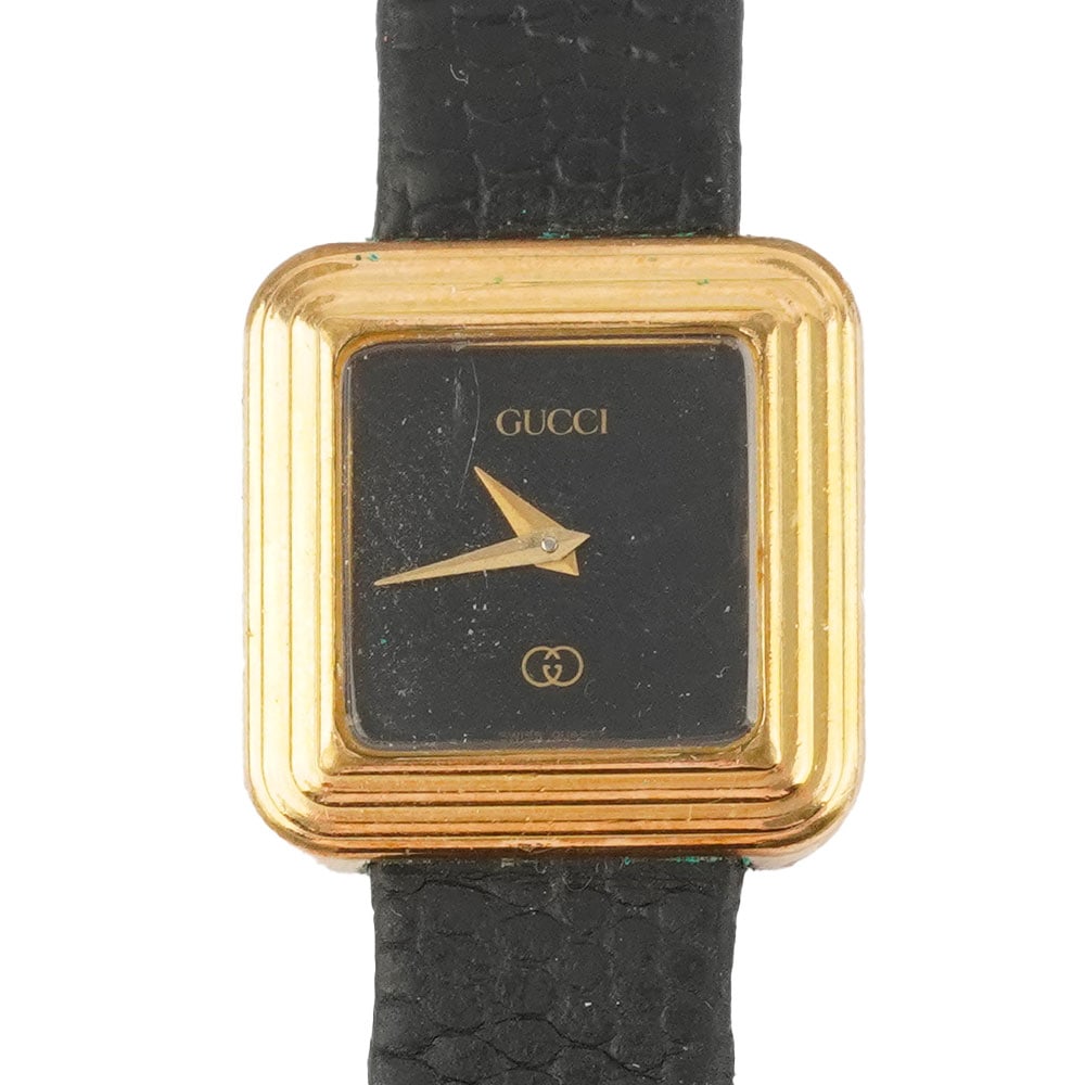 GUCCI: Description française: GUCCI Montre Gucci 5000M, boîtier carré de 23 x 23 mm, cadran noi, logo Gucci à 12h, mouvemnent quartz, bracelet en cuir noir. English Description: GUCCI