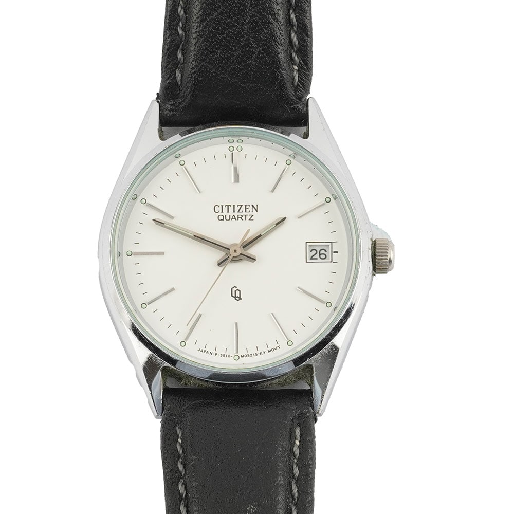 CITIZEN: Description française: CITIZEN Montre Citizen en acier, boîtier de 30 mm, cadran blanc, index batôns appliqués pour les heures, mouvement quartz, bracelet en cuir noir. English