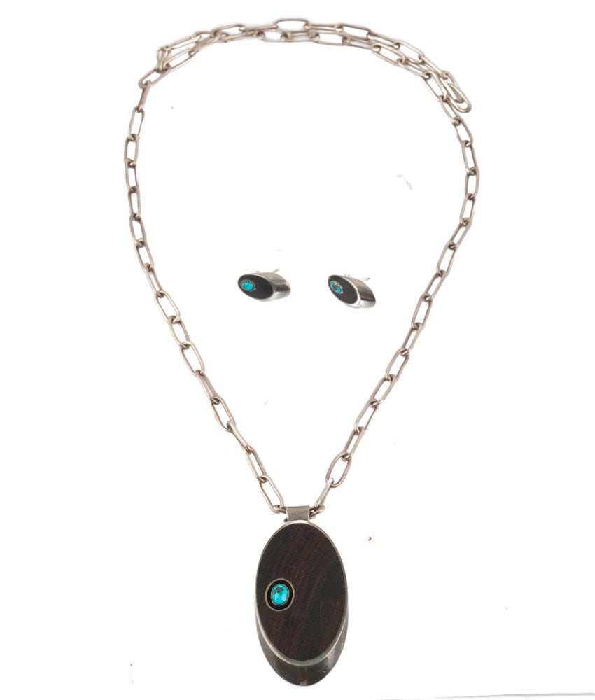 ARGENT / SILVER: Description française: ARGENT / SILVER Pendentif et boucles d'oreilles en argent orné de tourquoise et pâte de verre, chaîne à maille large Poids brut: 43.8 g Longueur: 60 cm 