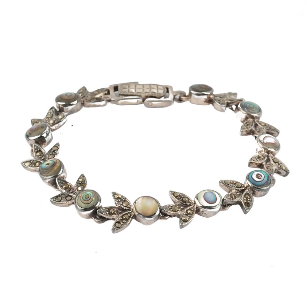ARGENT / SILVER: Description française: ARGENT / SILVER Bracelet en argent orné de nacre. Poids brut: 25.5 g Longueur: 19 cm - 7.5" English Description: SILVER Silver bracelet decorated with
