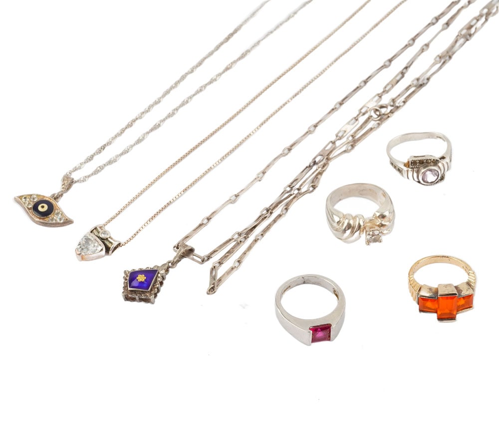ARGENT / SILVER: Description française: ARGENT / SILVER Lot de bijoux en argent comprenant des bagues, chaîne et pendentif œil, collier avec son pendentif en argent 800 orné dMémail bleu. Poid