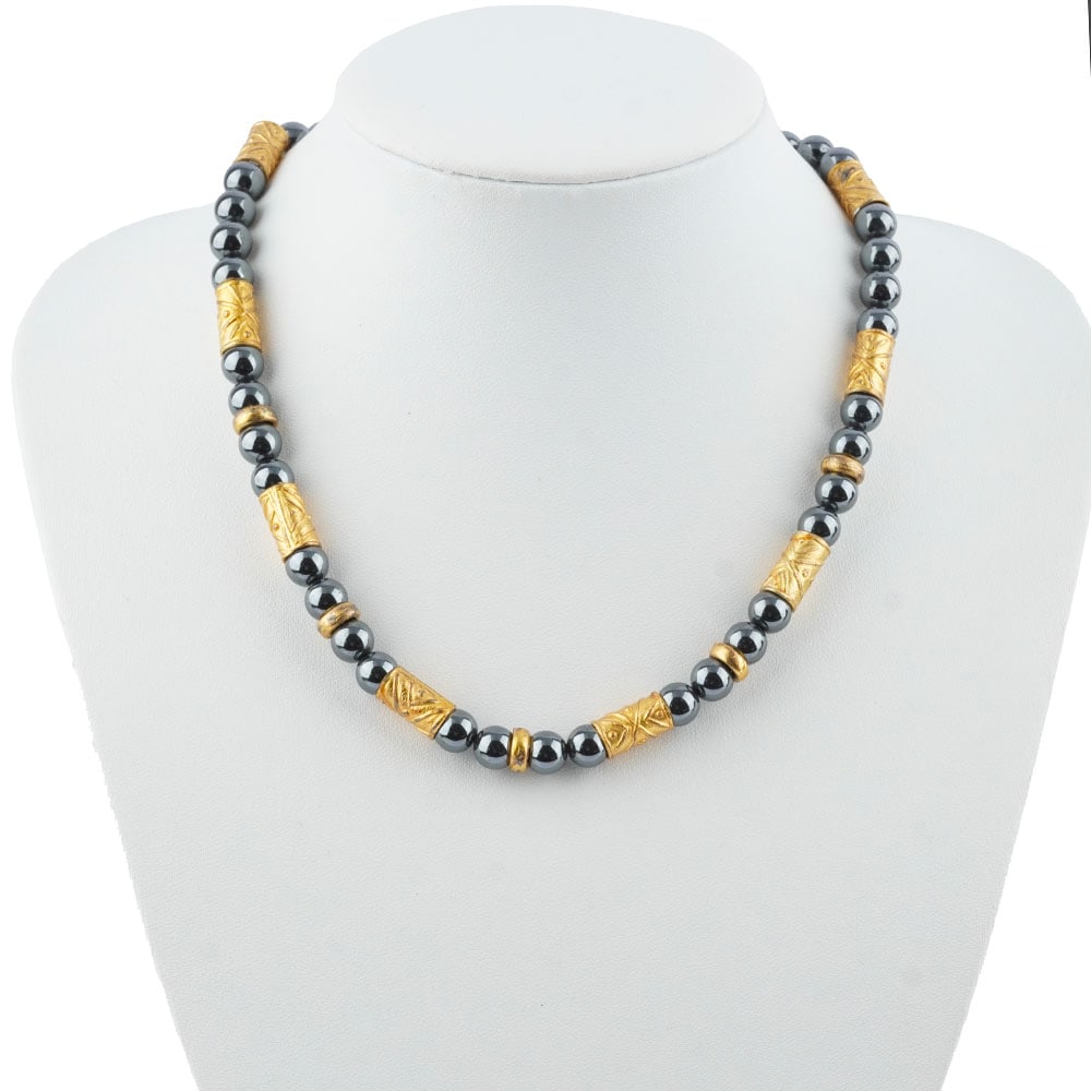 ONYX: Description française: ONYX Collier composé de billes d'onyx entrelacé de segments en métal doré. Longueur: 42 cm - 16.5" English Description: ONYX Necklace made of onyx