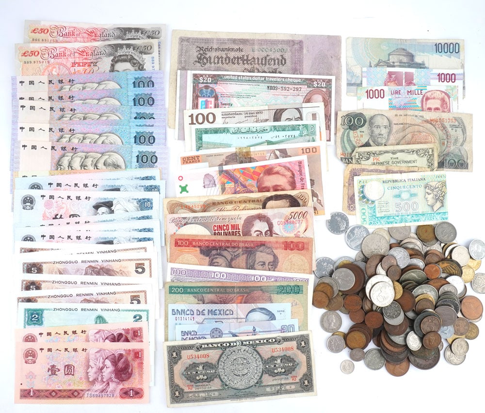 MONNAIES DU MONDE / WORLD CURRENCY: Description française: MONNAIES DU MONDE / WORLD CURRENCY Lot de billets du monde comprenant - 2 billets de 50 livres sterling du 1994, - 6 billets de 100 yuan, 1 x 50 yuan, 17 x 10 yuan, 5 x 2 y