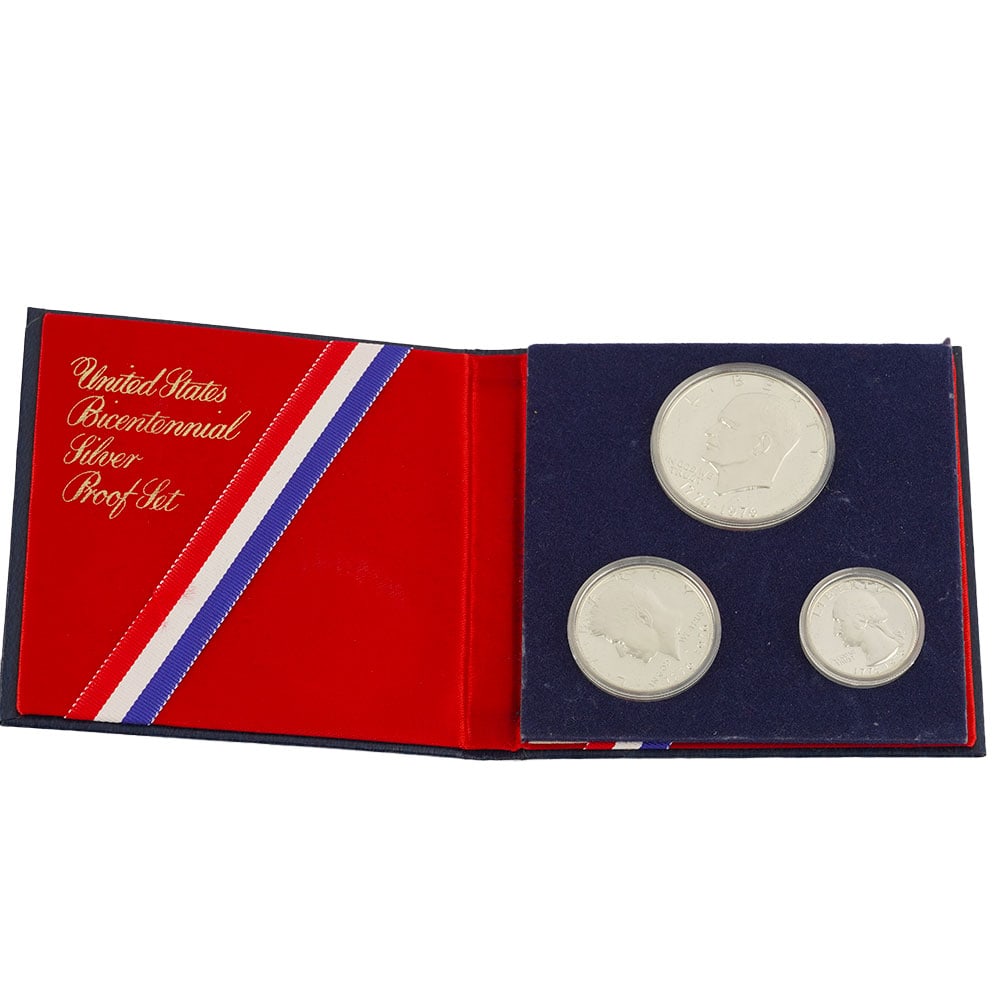 USA 1776-1976: Description française: USA 1776-1976 Ensemble de 3 pièces de monnaies "United States Bicentennial Silver Proof Set" de 1 $ Eisanhower, un demi-dollar Kennedy, et un quart de dollar Washingto