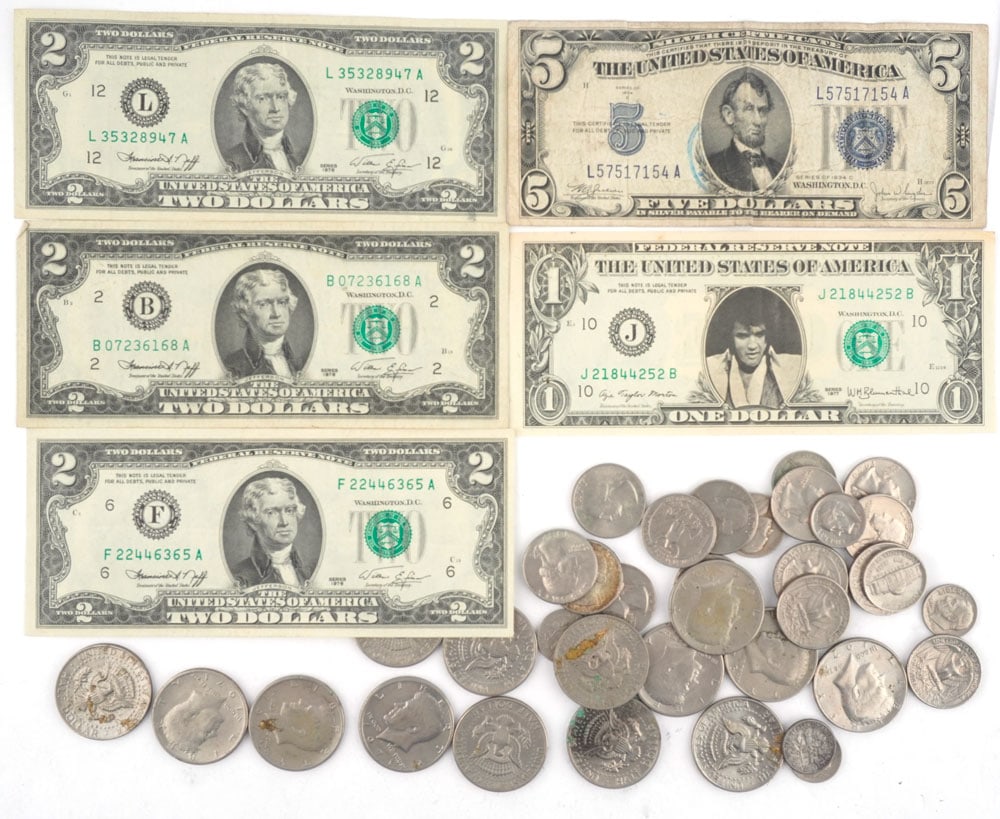 DES ÉTATS-UNIS / USA: Description française: DES ÉTATS-UNIS / USA Lot de monnaies des Étas- Unis comprenant: - 3 billets de 2$ US de 1976, - un billet commémoratif de 1$ à l'effigie d'Elvis