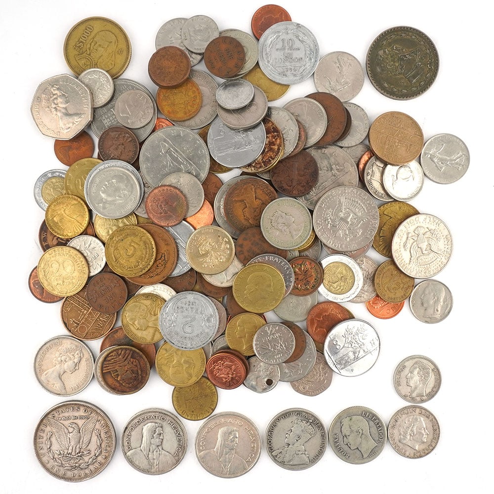 MONNAIES DU MONDE / WORLD CURRRENCY: Description française: MONNAIES DU MONDE / WORLD CURRENCY Lot de monnaies du monde comprenant: - une pièce de 1 $ "Morgan" de 1878 en argent 0.900, poids 26.6 g - 2 pièces de 5 Fr Suiss