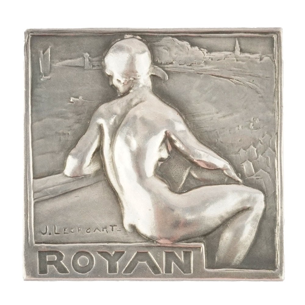 Jean LECROART(1883-1967): Description française: Jean LECROART(1883-1967) Plaque- relief en argent stylisant une baignaise sur la plage Royan. Signée en bas à gauche: J.Lecroart, Royan France , 1933 Poids brut: