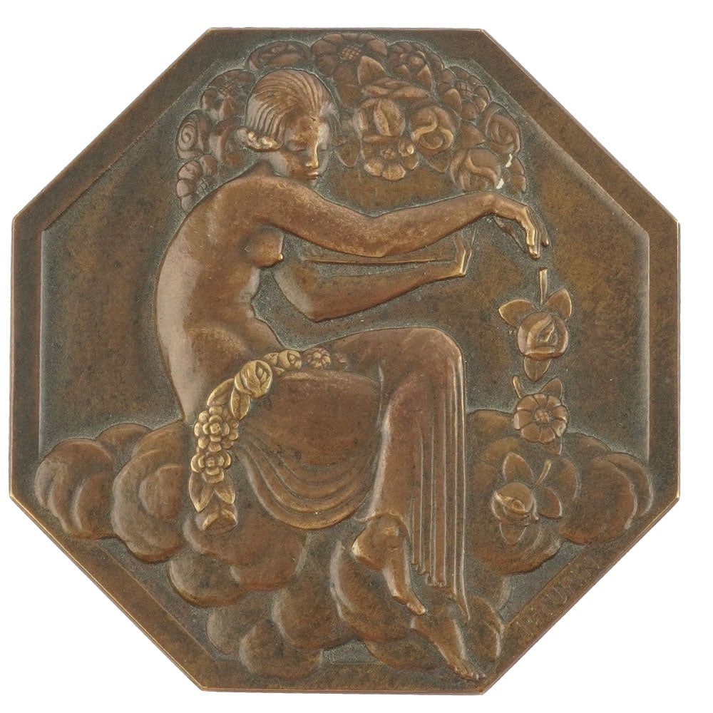 Pierre TURIN (1891-1968): Description française: Pierre TURIN (1891-1968) Plaque-relief de forme octagonale "Exposition internationale des Arts Décoratifs" en cuivre. Signée en bas à droite: P. Turin Sign&#