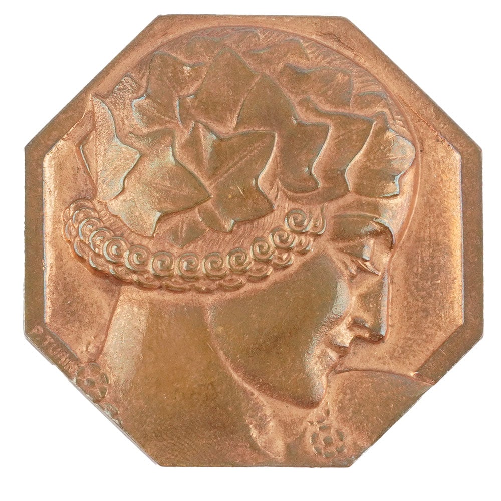 Pierre TURIN (1891-1968): Description française: Pierre TURIN (1891-1968) Médaille de forme octagonale "Nymphe" en bronze stylisant un prifil d'une femme couronnée de feuilles de vigne. France Circa 1932 Poids b