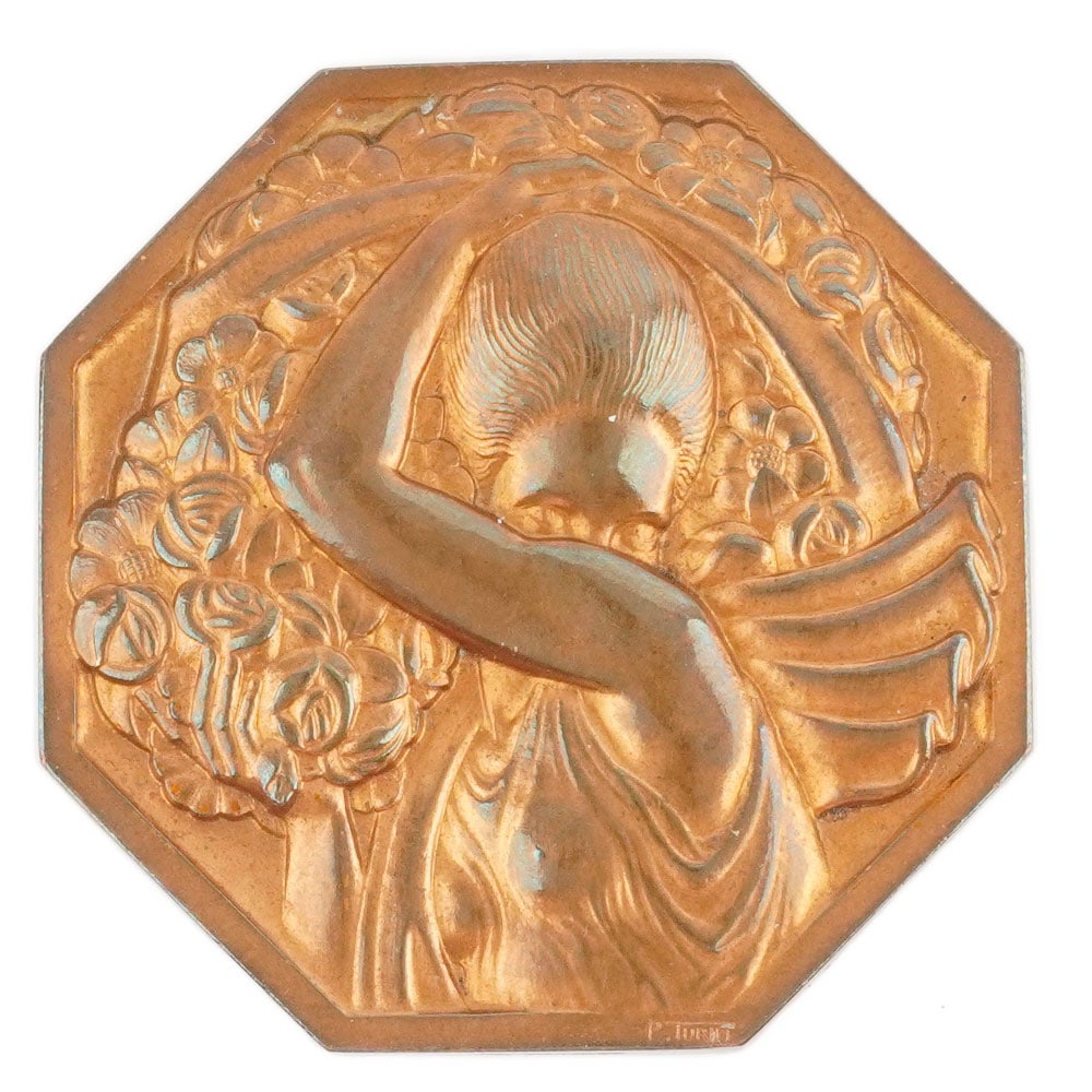 Pierre TURIN (1891-1968): Description française: Pierre TURIN (1891-1968) Médaille commemorative en bronze "Porteuse de fleurs", Paris Circa 1920 Poids brut: 151.2 g Diamètre: 7.1 cm - 2.8" English Description: 