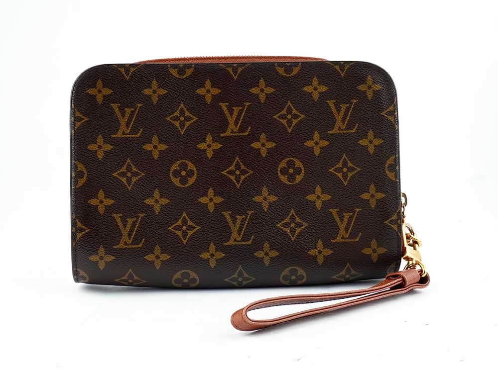 LOUIS VUITTON: Description française: LOUIS VUITTON Pochette Louis Vuitton en toile enduite Monogram et cuire naturel. H: 23.5 cm - 9.25", L: 16 cm - 6.25", P: 5 cm - 2" English Description: LOUIS VUITTON