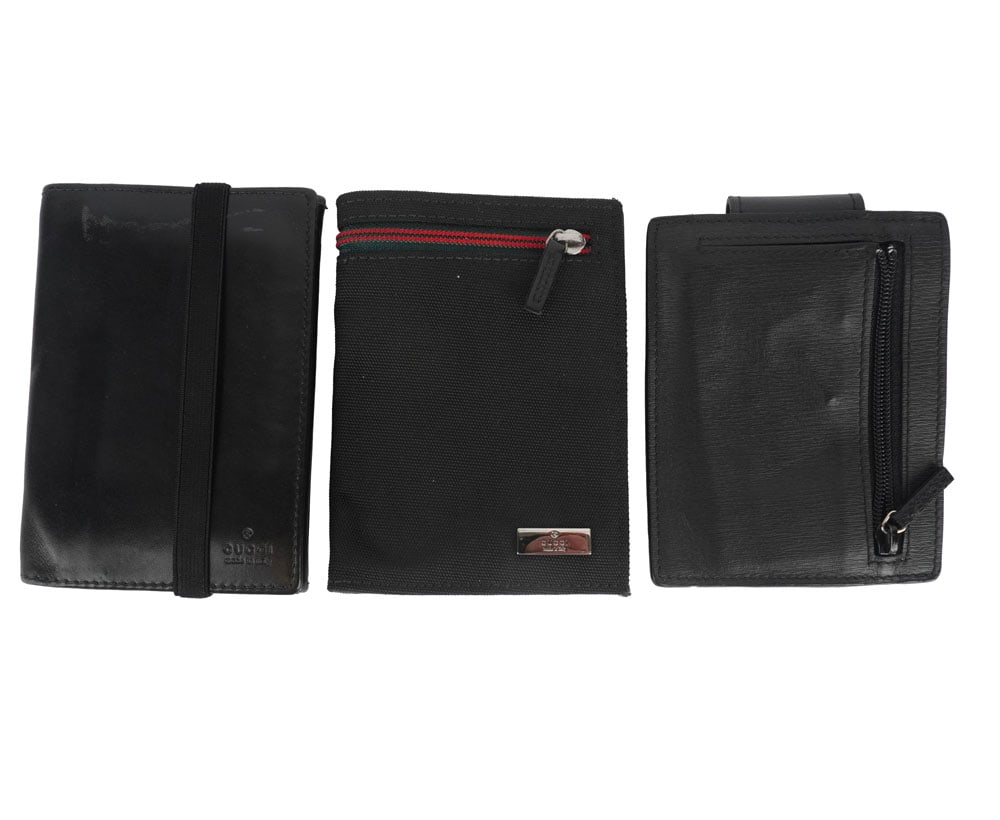 GUCCI: Description française: GUCCI Lot de trois porte-feuilles Gucci en toile et cuir noir, compartiments pour les billets et cartes. H: 11cm - 4.25", L: 8.5 cm - 3.5" English Description: GUCCI Set