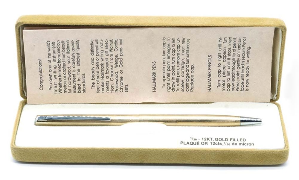 HALLMARK: Description française: HALLMARK Stylo à bille plaqué or 12k Hallmard. Boîte d'origine. English Description: HALLMARK Hallmard 12k gold-plated ballpoint pen. Origin box