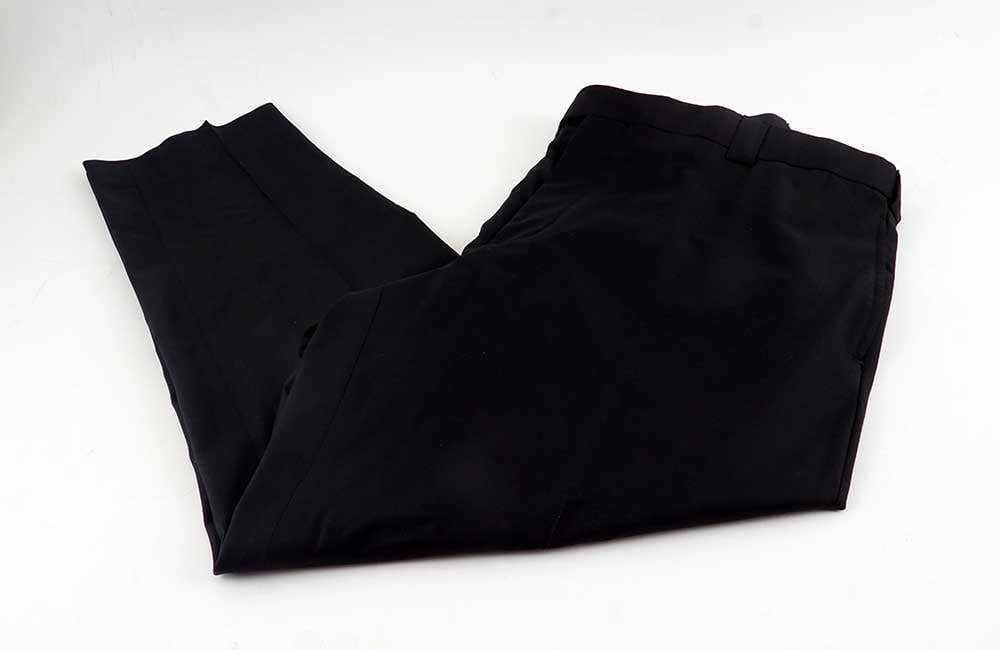 BROOKS BROTHERS: Description française: BROOKS BROTHERS Pantalon tailleur noir. Fermeture à trois boutons. Taille 5. English Description: BROOKS BROTHERS Black tailored trousers. Three-button closure. Size