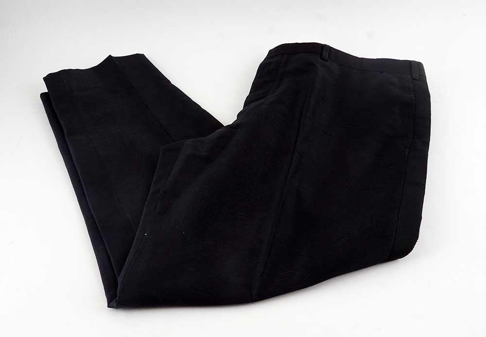 BROOKS BROTHERS: Description française: BROOKS BROTHERS Pantalon tailleur noir. Fermeture à trois boutons. Taille 5. English Description: BROOKS BROTHERS Black tailored trousers. Three-button closure. Size