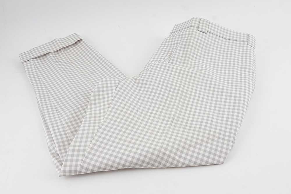BROOKS BROTHERS: Description française: BROOKS BROTHERS Pantalon tailleur carotté gris et blanc. Fermeture à trois boutons. Taille 5. English Description: BROOK BROTHERS Grey and white plaid tailored