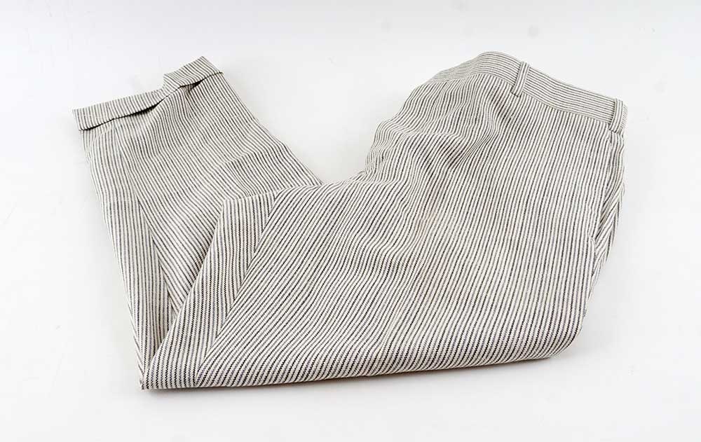 BROOKS BROTHERS: Description française: BROOKS BROTHERS Pantalon tailleur blanc à rayures verticales bleues. Fermeture à trois boutons. Taille 5. English Description: BROOK BROTHERS White tailored trous