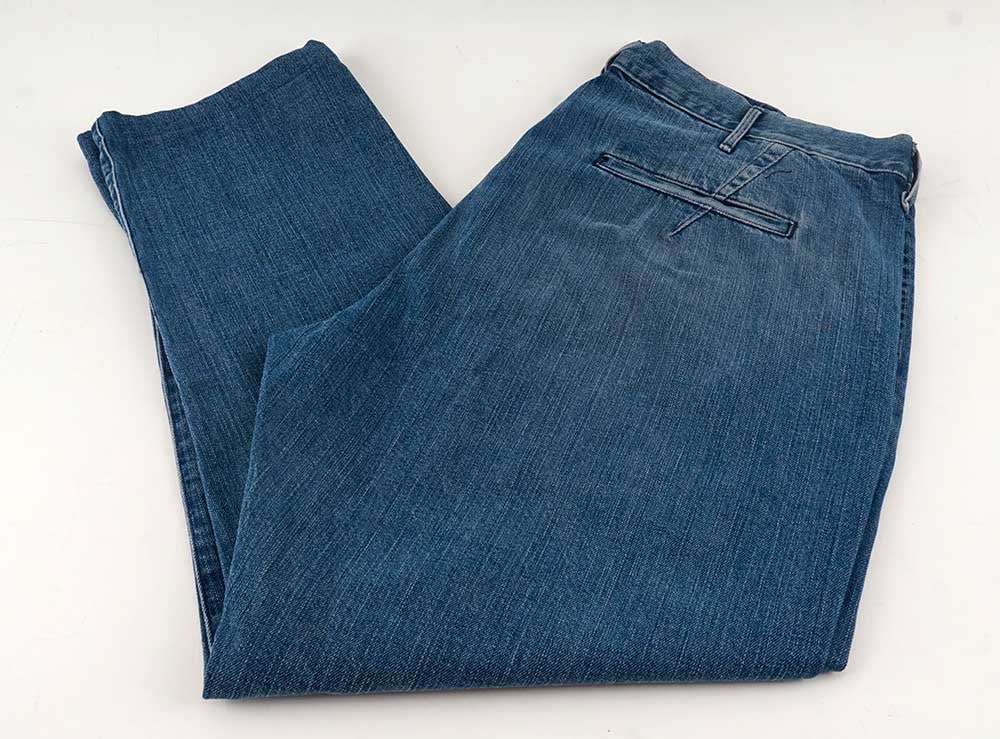 3X1: Description française: 3X1 Jeans bleu avec fermeture à trois boutons. Taille 38. English Description: 3X1 Blue jeans with a three-button fly. Size 38.