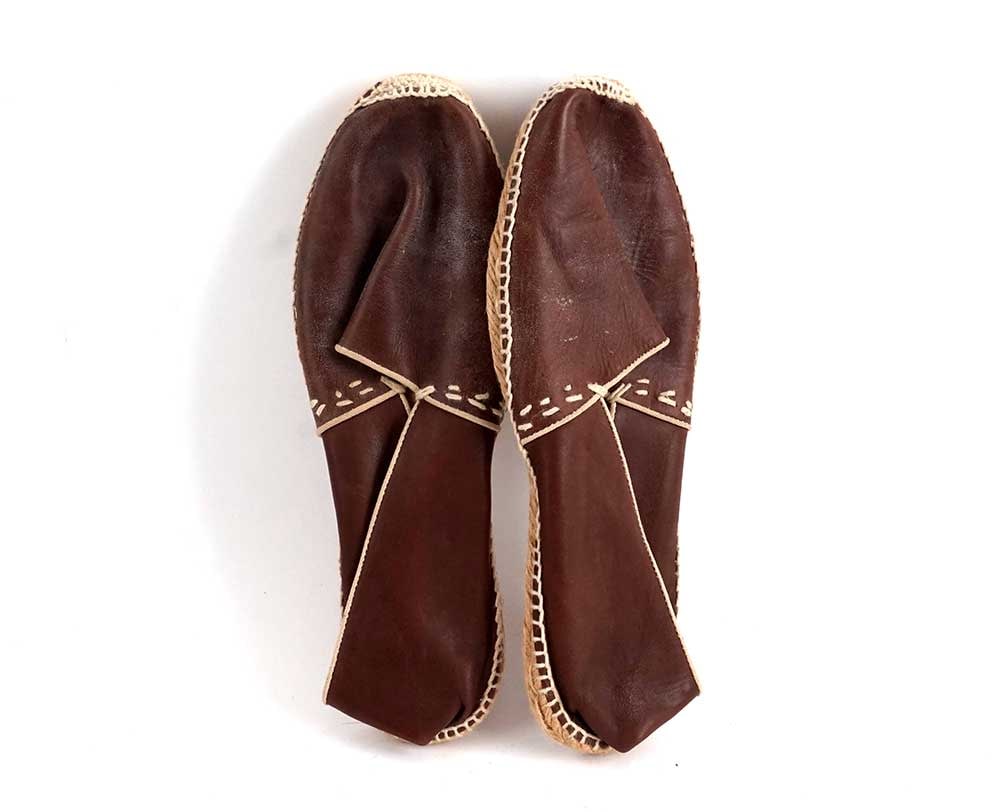 GUCCI: Description française: GUCCI Mules marrons traissées. Dans son étui. Taille 44. English Description: GUCCI Brown braided mules. In its case. Size 44.