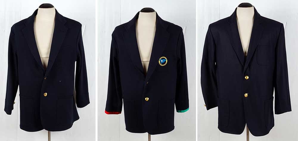 ROWING BLAZERS: Description française: ROWING BLAZERS Ensemble de trois vestes tailleur bleu foncé, l'une unie, l'une avec écusson Beams Plus sur la poche avant et bordure rouge aux poignets, la derni&