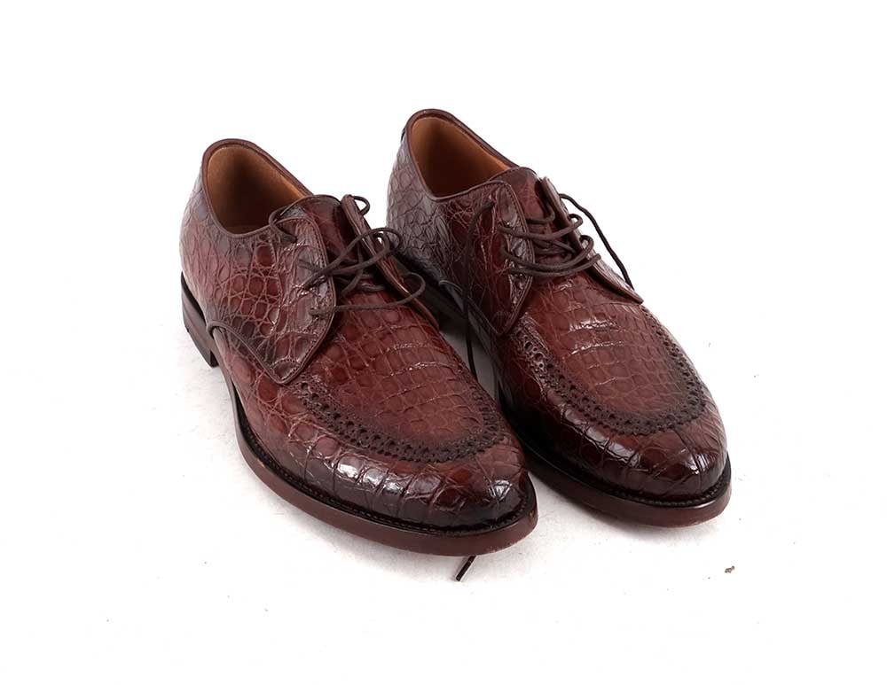 GUCCI: Description française: GUCCI Chaussures marrons en cuir texturé. Taille 8.5. English Description: GUCCI Brown textured leather shoes. Size 8.5.