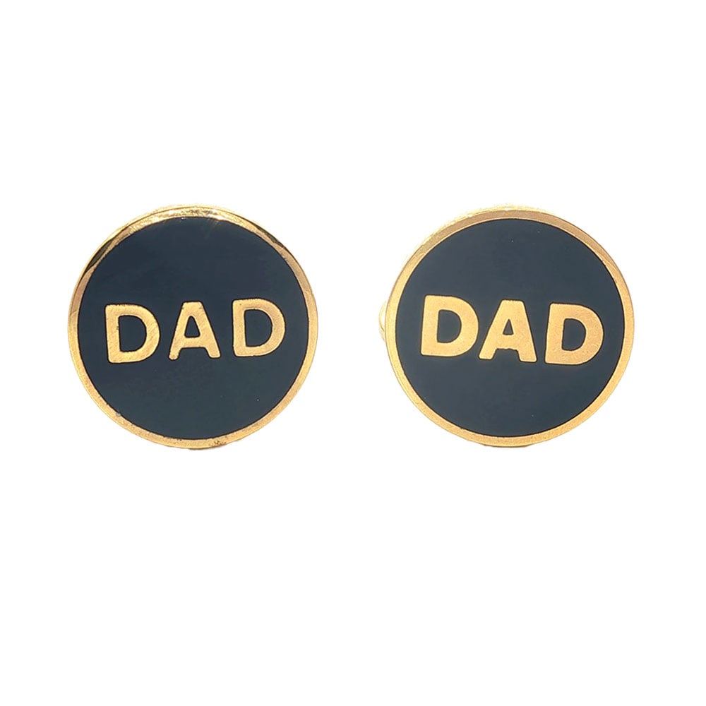BOUTONS DE MANCHETTE/ CUFFLINKS: Description française: BOUTONS DE MANCHETTE Boutons de manchette DAD, en métal doré English Description: CUFFLINKS DAD cufflinks, in gold-tone metal