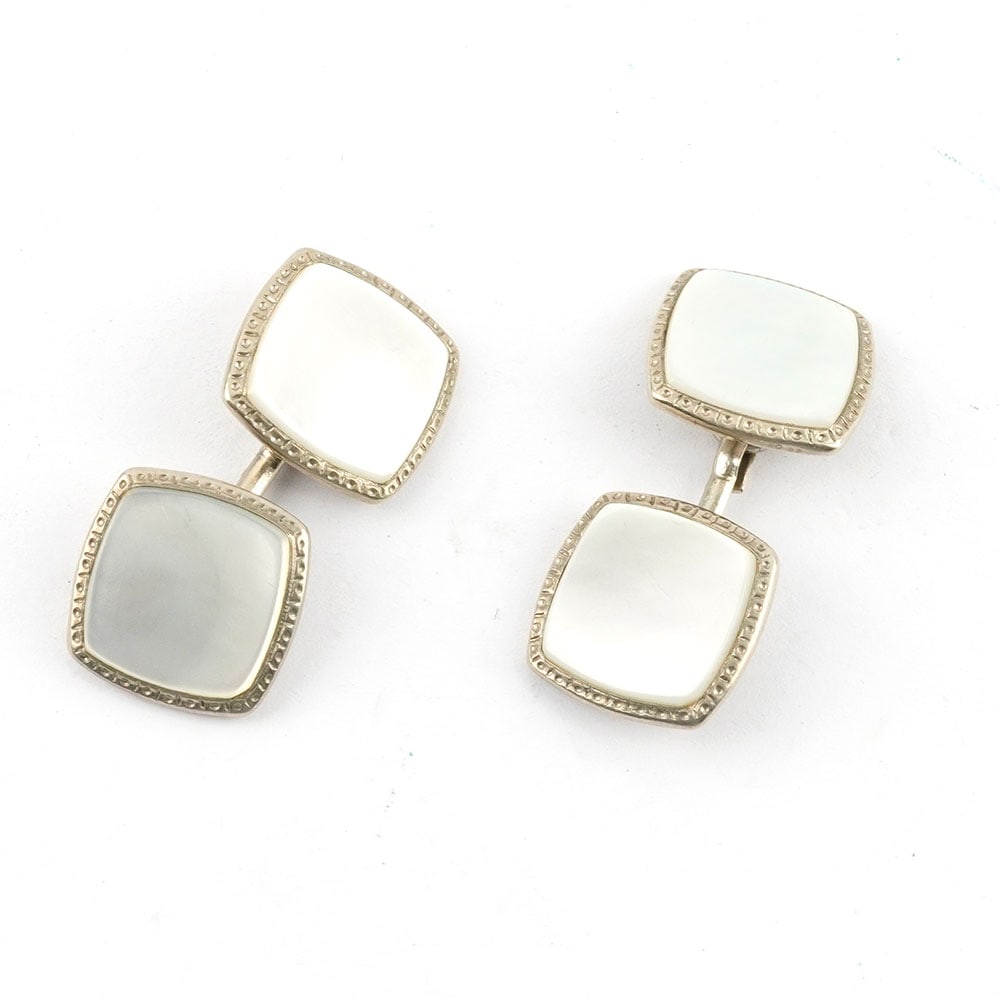BOUTONS DE MANCHETTES/ CUFFLINKS: Description française: BOUTONS DE MANCHETTES /CUFFLINKS Boutons de manchette en métal argenté et nacre English Description: CUFFLINKS Silver-tone metal and mother-of-pearl cufflinks