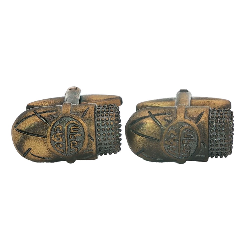 BOUTONS DE MANCHETTE/ CUFFLINKS: Description française: BOUTONS DE MANCHETTE Boutons de manchette en métal. English Description: CUFFLINKS Metal cufflinks.