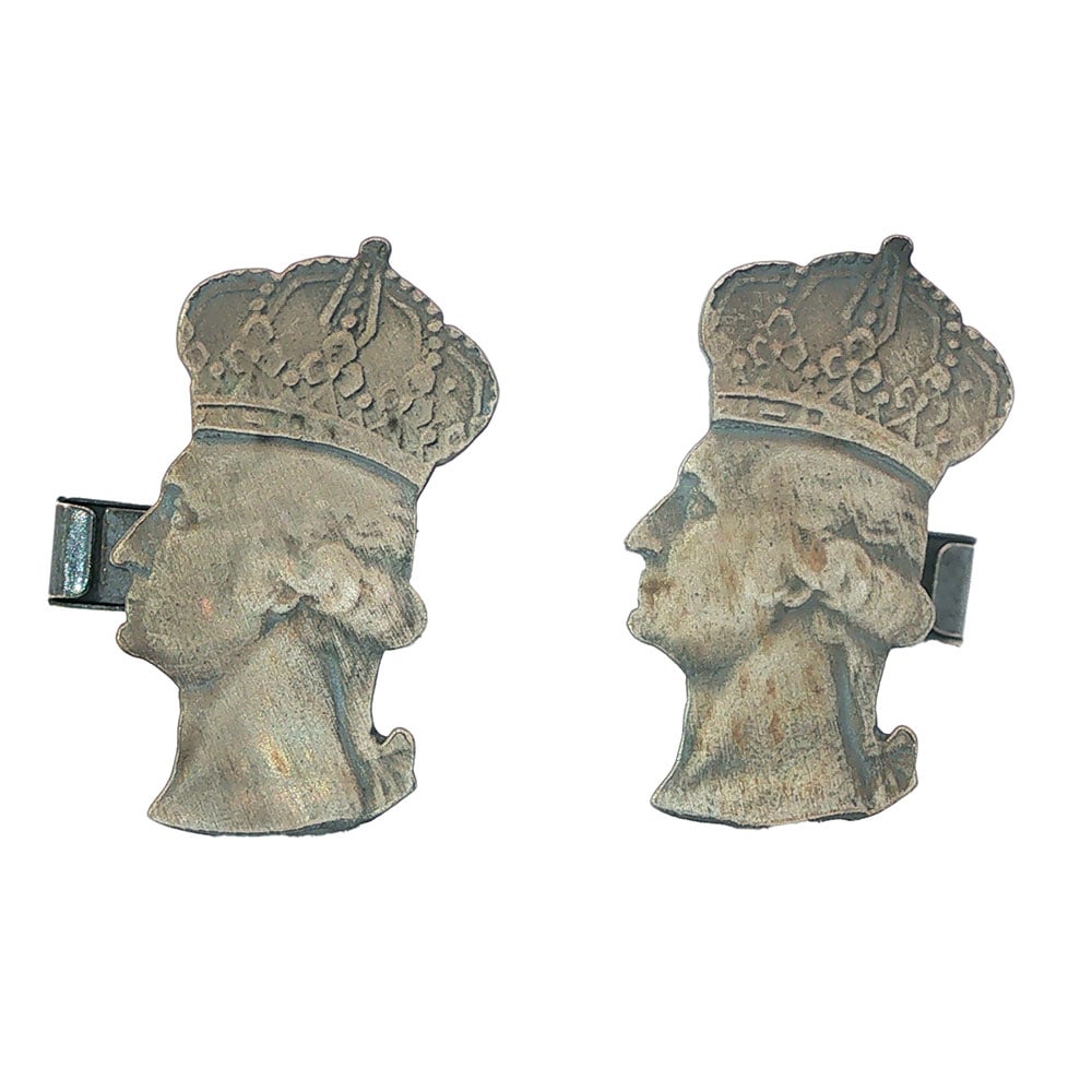 BOUTONS DE MANCHETTE/ CUFFLINKS: Description française: BOUTONS DE MANCHETTE Boutons de manchette en métal argenté représentant une tête couronnée de profil. English Description: CUFFLINKS Silver-tone