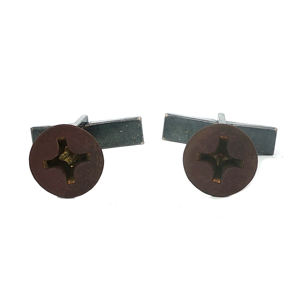 BOUTONS DE MANCHETTE/ CUFFLINKS: Description française: BOUTONS DE MANCHETTE Boutons de manchette en métal représentant une vis. English Description: CUFFLINKS Cufflinks representing a scew.