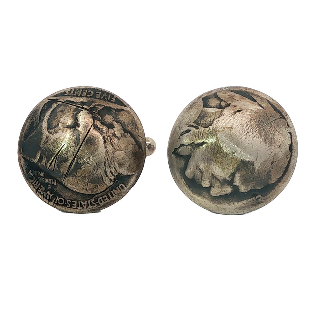 BOUTONS DE MANCHETTE/ CUFFLINKS: Description française: BOUTONS DE MANCHETTE Boutons de manchette en métal doré et argenté. English Description: CUFFLINKS Silver and gold tone metal cufflinks.