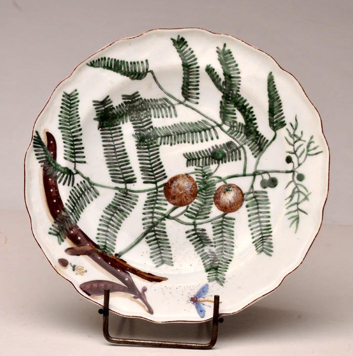 CHELSEA PORCELAIN PLATE 18TH CENTURY: A small Chelsea polychrome porcelain plate decorated with fern leaves. England. Label : Mrs Gerald Bronfman Collection. Circa 1754. Red mark on the reverse. From an important Canadian family. D : 20,6
