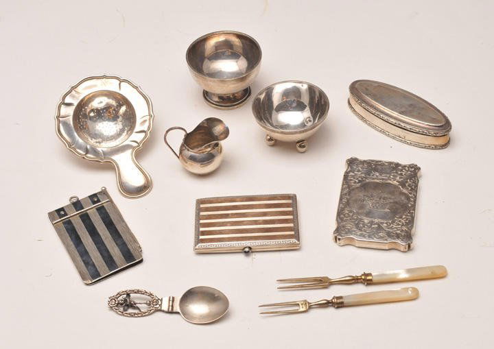 JOHN TAYLOR & JOHN PERRY: Hallmarked silver lot including: - A card box monogrammed with a décor of flower basket and a pheasants couple, England, Birmingham, John Taylor and John Perry, 1829; - A dance card, Germany (800mils