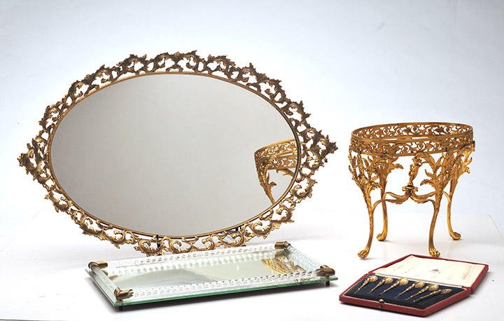 GILD METAL: One opened-work gild metal dish-support on four feet with a vegetal decor. Also included, a set of six teaspoons in their original box , “Coronation 1937” mark. Also included, two mirrored platter