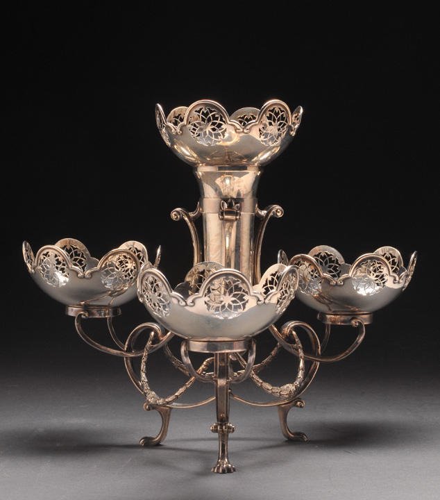 STERLING SILVER EPERGNE DECORATED WITH FLOWERS: Sterling silver tripod épergne decorated with flowers. Birmingham, Mappin & Webb (925 c). From an important Canadian family. Poids : 768.3 grammes – 27.10 onces.
