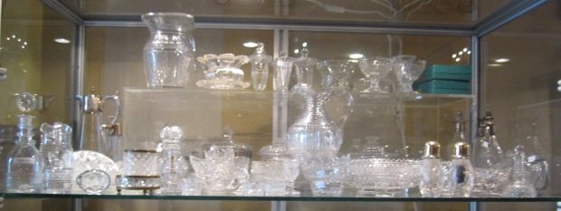 VAL SAINT LAMBERT: 3 covered glasses, a small glass elegantly shaped, 3 foot cups, vase, petal vase and saucer. France 19th century.. - 5 water pitchers - 1 white wine decanter - 2 knifes support - 4 bonbonnières - 2 o