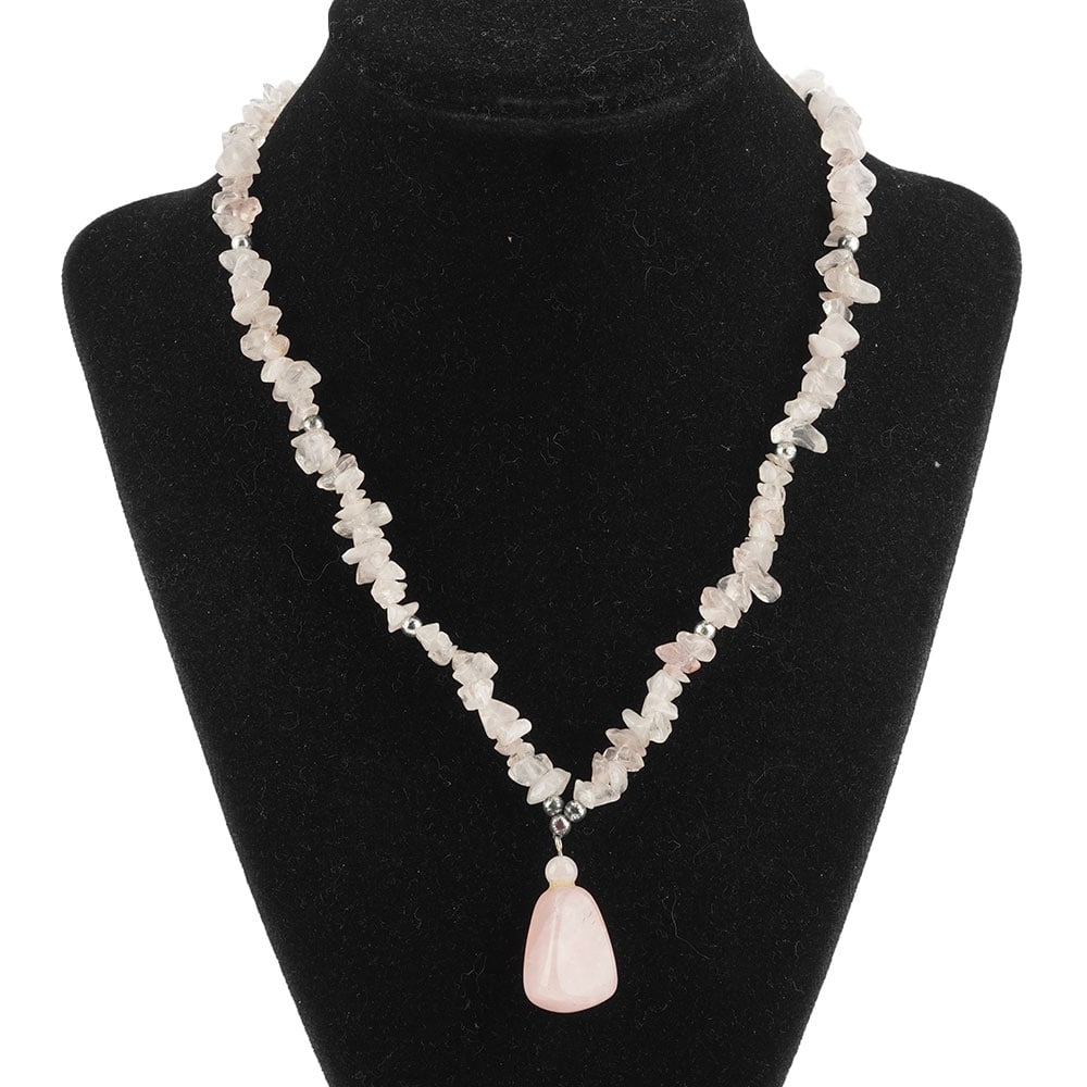 COLLIER / NECKLACE: Description française: COLLIER Collier composé de billes irregulières de quartz rose, pendentif English Description: NECKLACE Necklace made of irregular rose quartz beads, with a