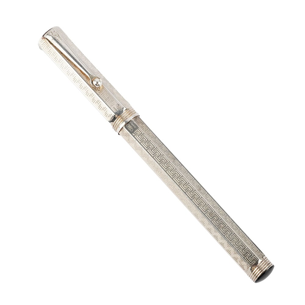 MONTEGRAPPA: Description française: MONTEGRAPPA Stylo à plume Montegrappa Reminiscence en argent, motif géom.trique finement cisélé sur 8 facettes du corp octogonal.Plume en or 14K, sans