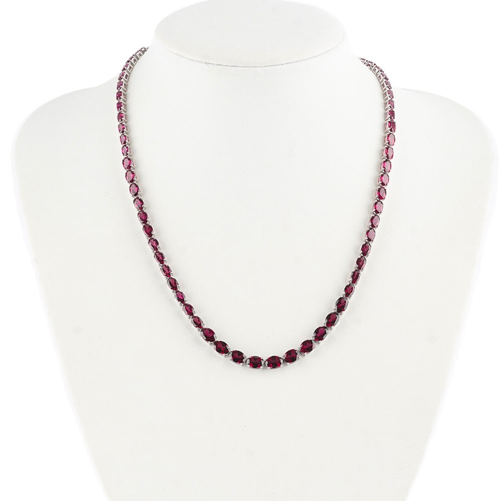 OR 10K, GRENAT RHODOLITE / 10K GOLD, RHODOLITE GARNET: Description française: OR 10K, GRENAT RHODOLITE Collier en or blanc 10K serti de grenants rhodolite de taille ovale dégradé. Poids brut: 24.4 g Longueur: 46 cm - 18" English