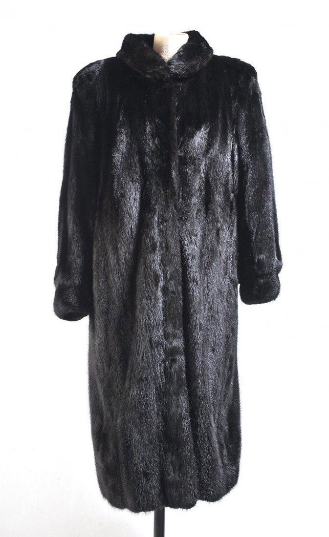 MINK: Long mink fur coat, round collar. Medium size.