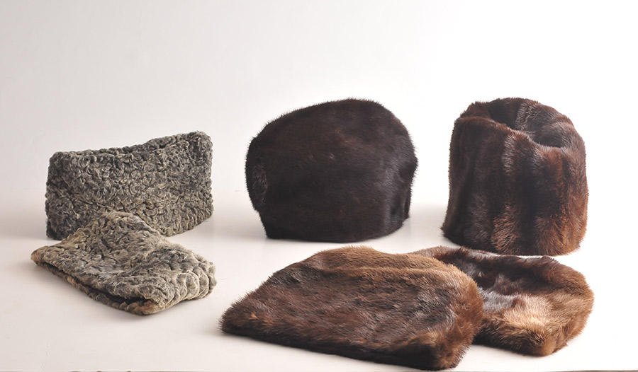 MINK AND SHEEP OF PERSIA: Lot comprising 4 mink fur man's hats and two sheep of Persia fur man's hats.