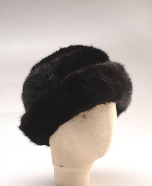 SCHIAPARELLI - MINK: Mink fur hat, adorned with a bow.