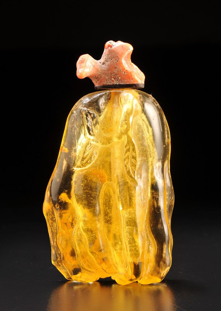 SMALL YELLOW AMBER SNUFF BOTTLE: SMALL YELLOW AMBER CARVED IN THE SHAPE OF A FINGERED SNUFF BOTTLE LEMON OR BUDDHA HAND SHAPE. H. 5cm – 2’’ E: 250 / 300