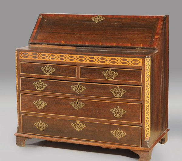 Georges III period: Georges III rosewood veneer slant front desk commode of with a decor of tracey with lemon tree. It opens by 5 drawers on 4 rows. The case-reveals 4 drawers. Hanging metal handles and decorated locks. 
