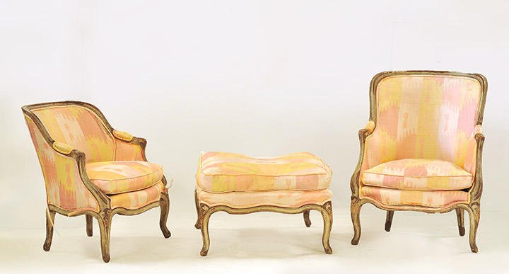 LOUIS XV PERIOD: Louis XV period grey lacquered chaise longue finely molded and carved with flowers in the corners. France, 18th century period. H : 76cm - 30’’