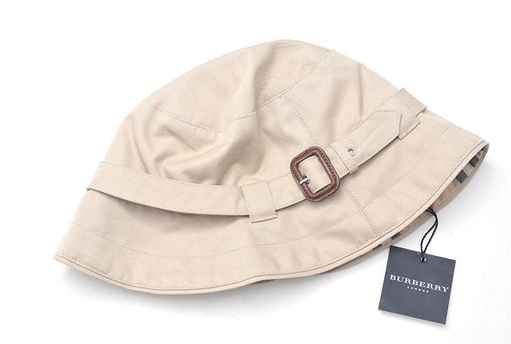 BURBERRY: Beige coton hat, leather buckle, Size M.